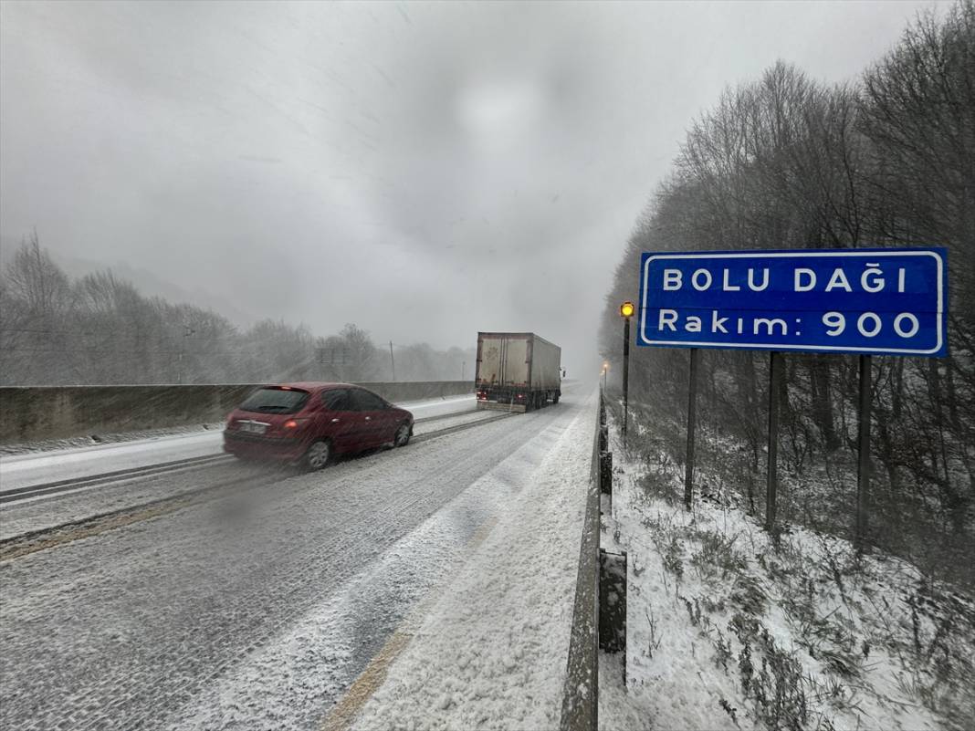 Beklenen kar yağışı başladı, trafik aksıyor 3